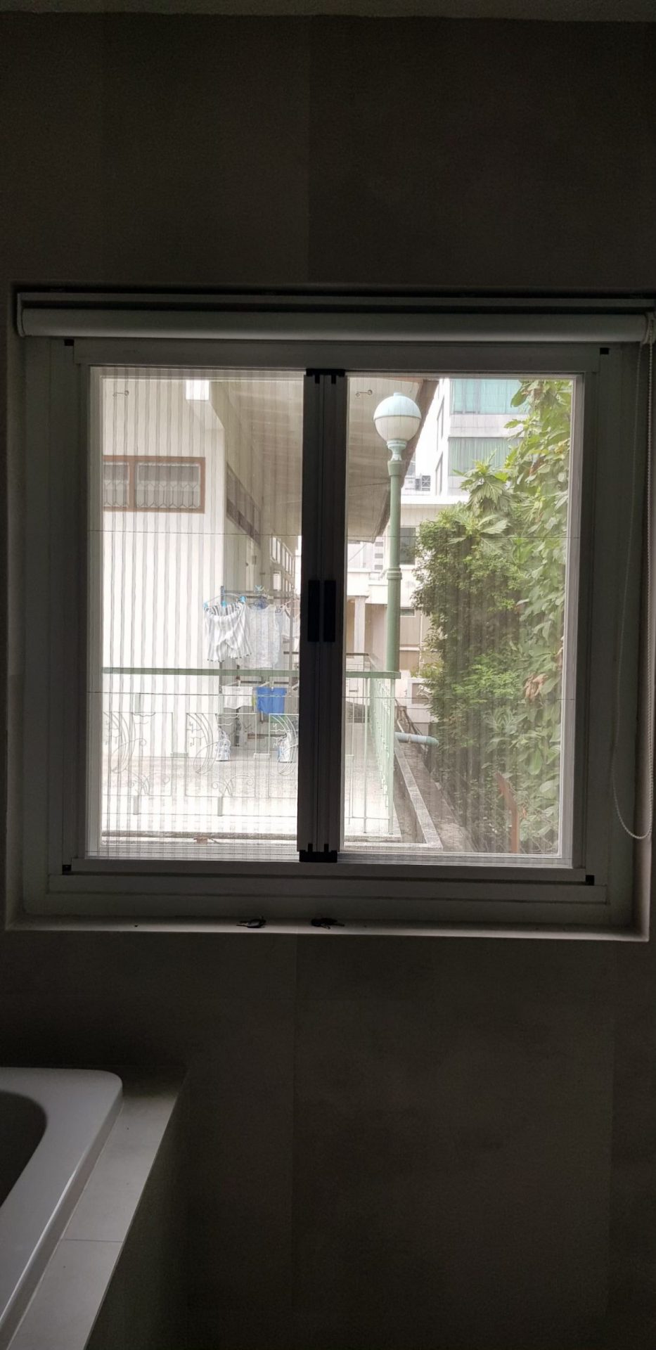 ตัวอย่างการติดมุ้งครอบวงกบเดิม