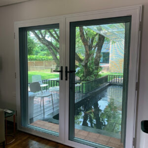 ประตูบานเปิดคู่พร้อมมุ้งสแตนเลส