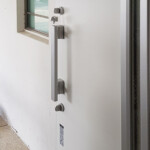 ประตูบานเปิดหน้าบ้าน giesta สีขาว