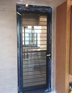 ประตูระบายอากาศสีดำ