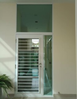 ประตูบานเกล็ดพร้อมมุ้งลวด