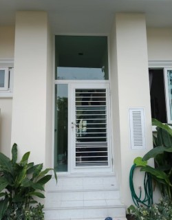 ประตูทางเข้าพร้อมมุ้งกันแมลง