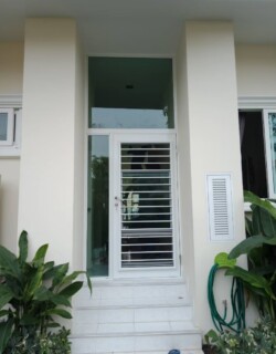 ประตูทางเข้าพร้อมมุ้งกันแมลง